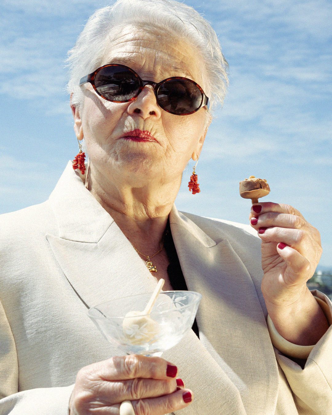 Señora con gafas de sol comiendo Locobó al aire libre