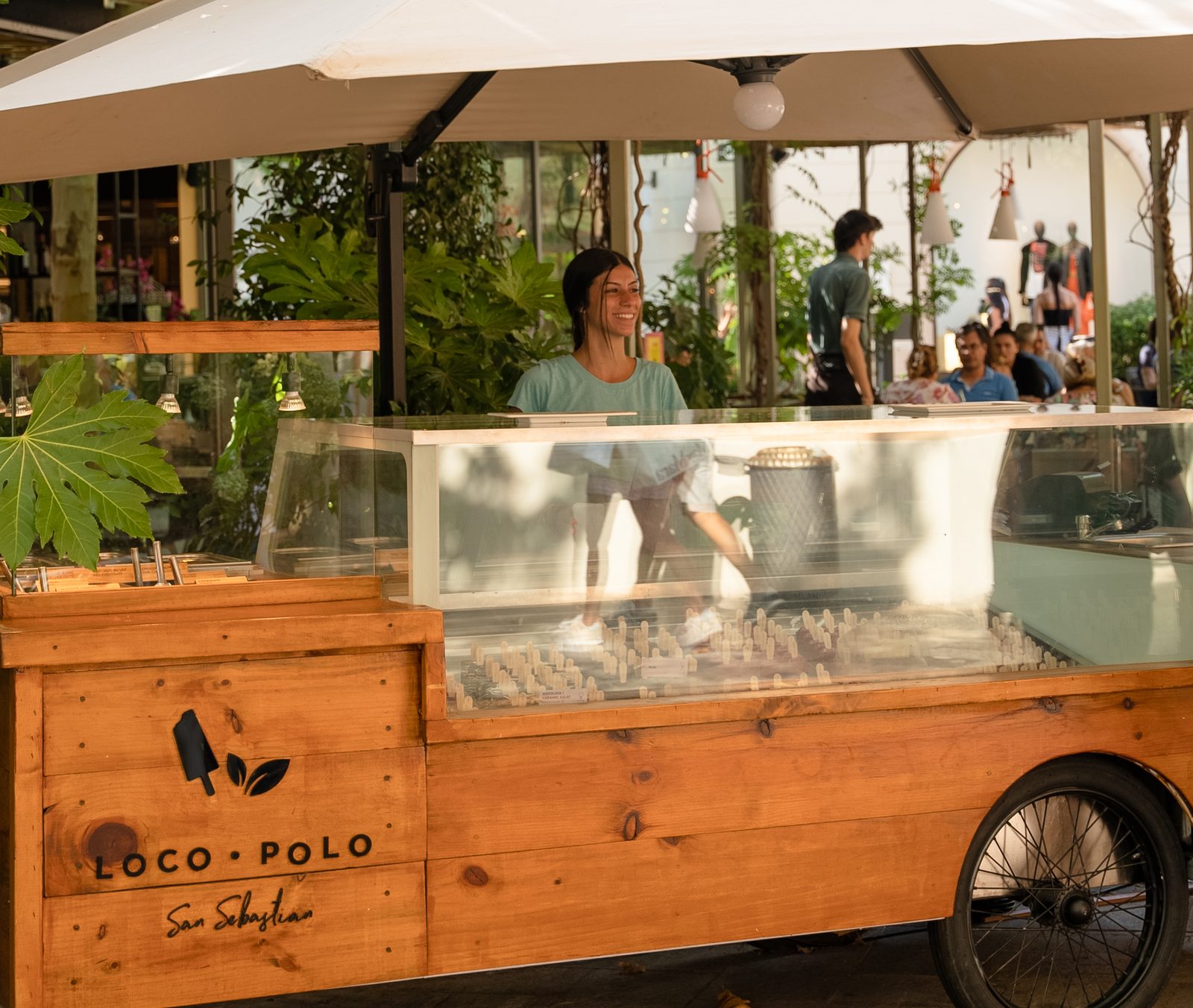 Carro — Formato móvil con vitrina, para zonas de paso, ferias, eventos y activaciones.
