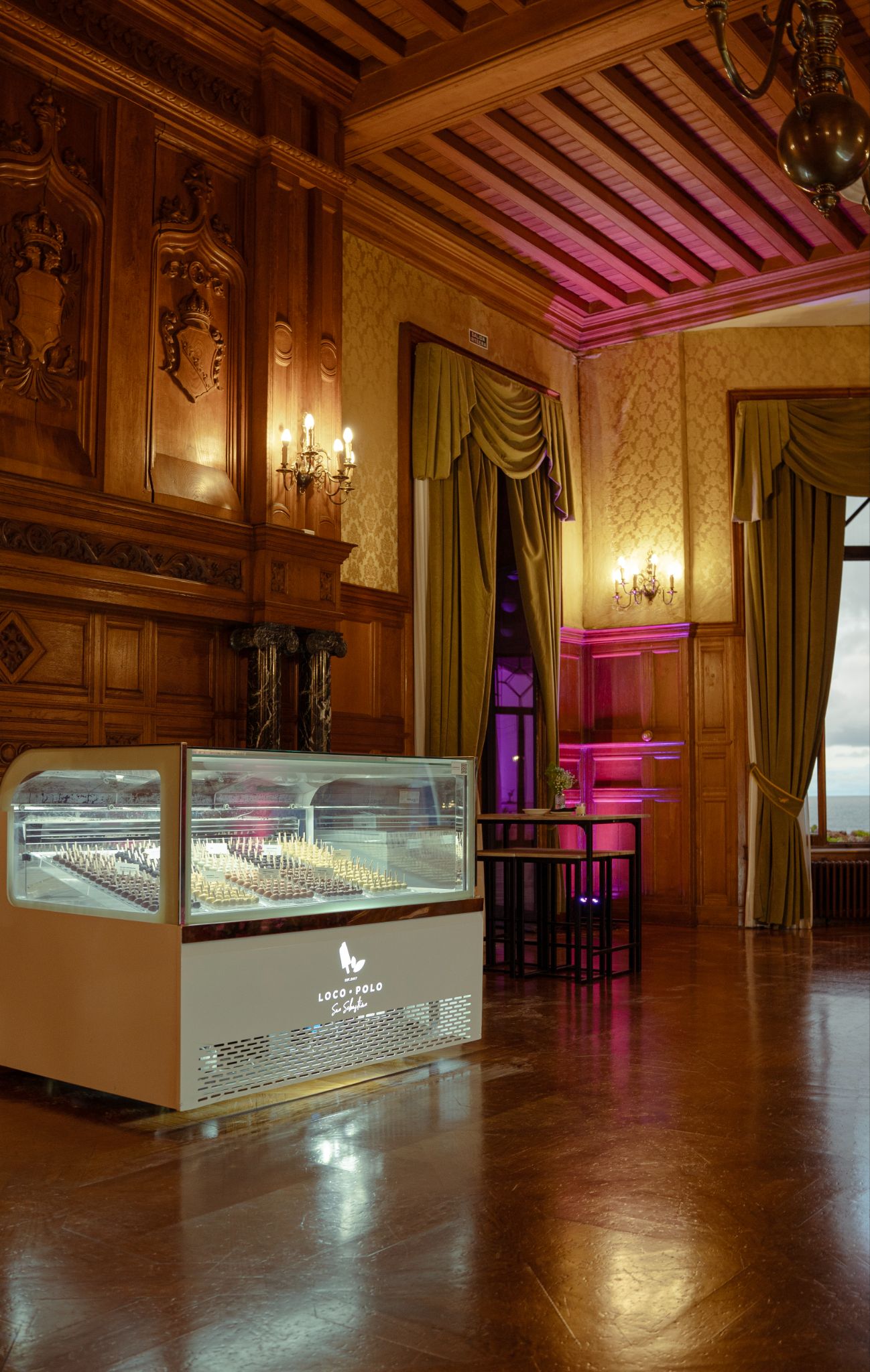 Vitrina — Expositor premium para dar la máxima visibilidad al producto en tienda, sala o evento.